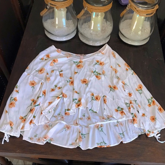 Forever 21 Tops - STUNNING FOREVER 21 FLORAL TOP🌻